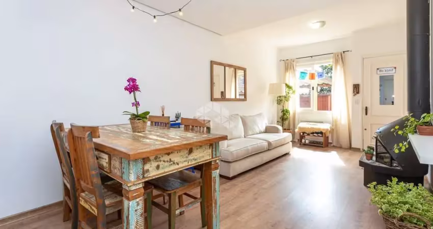 Excelente casa sobrado com 3 dormitórios, suíte, lavabo, lareira, pátio com churrasqueira e vaga de garagem no bairro teresópolis