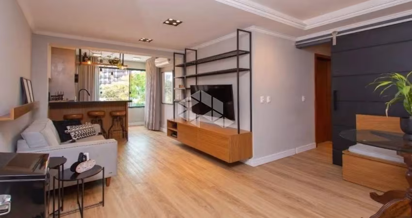Apartamento reformado, com 2 dormitórios (1 suíte) e 73m², à venda no bairro Auxiliadora - Porto Alegre