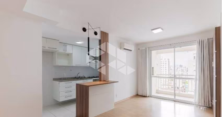 Apartamento semimobiliado em andar alto, 2 dormitórios, 1 suíte, living com 2 ambientes, sacada, 1 vaga