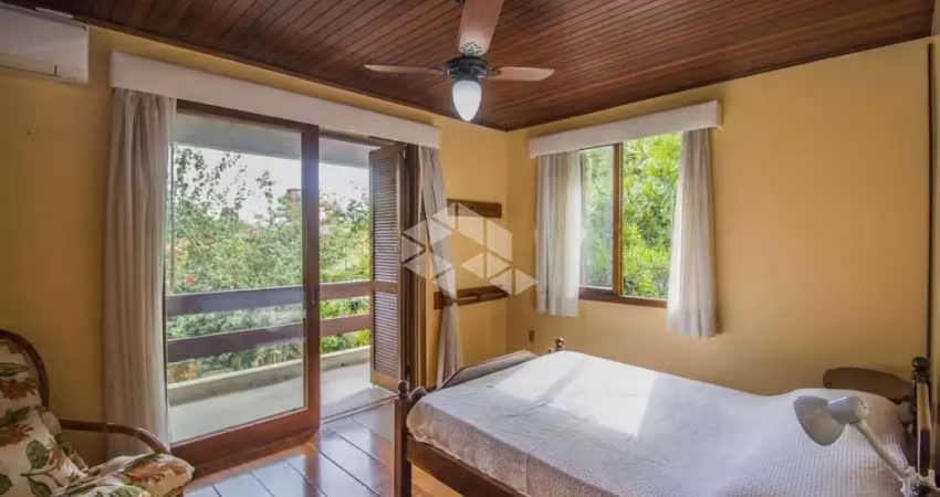 Casa com 3 dormitórios, sendo 2 suites e 2 vagas no bairro tres figueiras