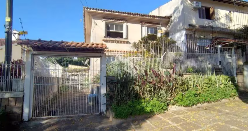 Casa com 04 dormitórios com 1 suíte, no bairro medianeira