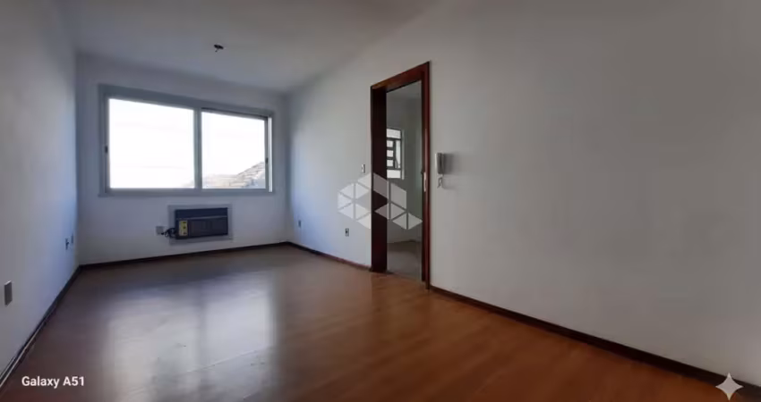 Apartamento com 2 quartos, reformado, com 1 vaga coberta no bairro petrópolis.