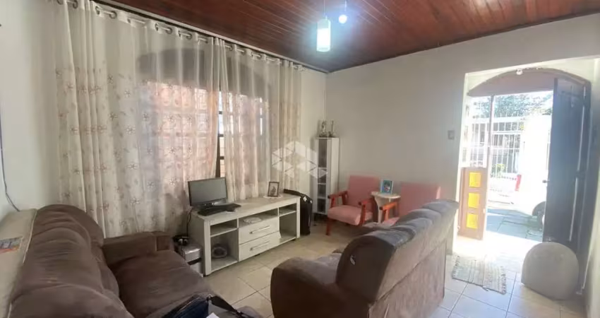 Ampla casa no bairro sarandi com 4 quartos, incluindo uma suíte.