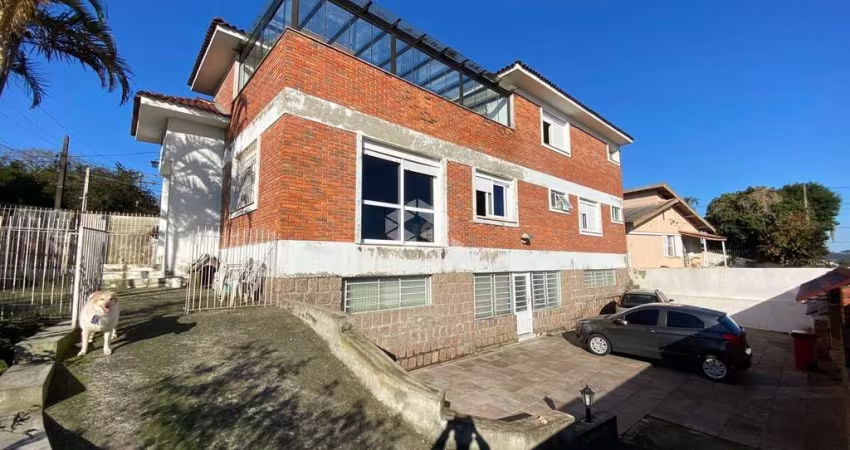 Mansão de 6 dormitórios com 3 suítes e banheira de hidro no bairro Vilar Jardim.