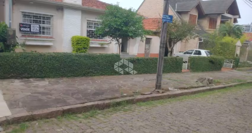 Casa ampla com 4 dormitórios , sala, cozinha, três banheiros. jardim lindóia porto alegre rs