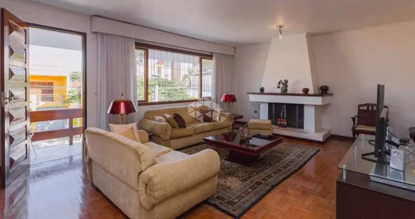 Casa com 3 quartos(1 suite)  266m² à venda em jardim lindóia, porto alegre.