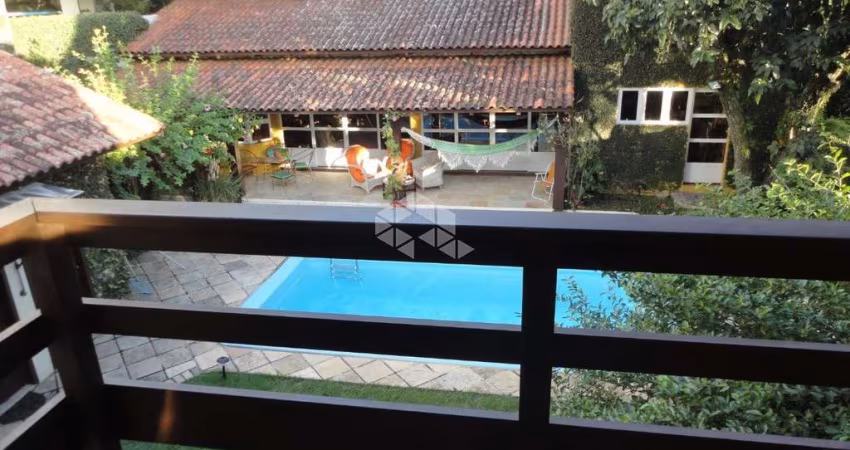 Casa com 4 dormitórios na Tristeza, POA