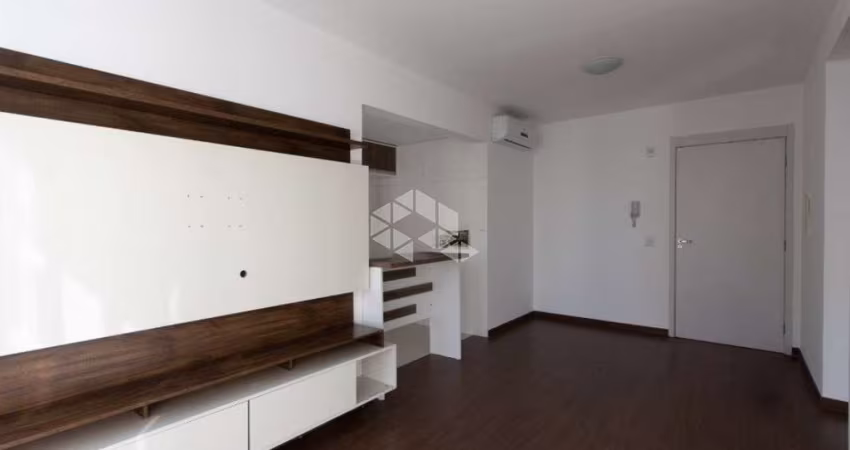Apartamento semimobiliado, de dois dormitórios,  na Vila Nova.