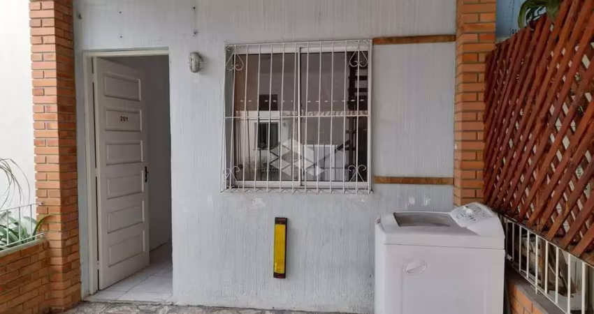 Casa tipo sobrado, com 2 dormitórios - 1 vaga de garagem na frente da casa - vila nova