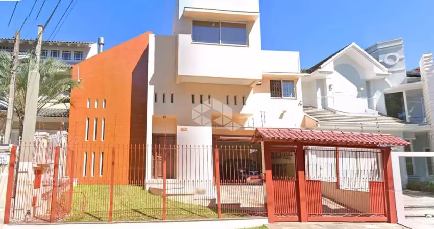 Casa diferenciada no bairro nonoai, 4 domitórios com ar condicionado, sendo 1 suíte master com closet, 3 vagas de garagem, pátio e piscina.