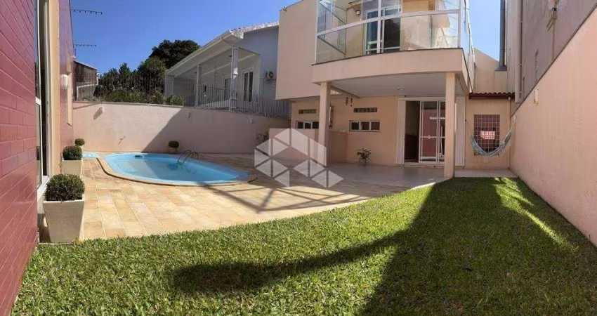 Casa diferenciada no bairro Nonoai, 4 domitórios com ar condicionado, sendo 1 suíte master com closet, 3 vagas de garagem, pátio e piscina.