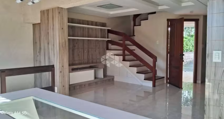 Casa em condomínio com 3 dormitórios, sendo 1 suíte, 4 banheiros, cozinha, amplo living, vaga para 2 carros no bairro vila conceição