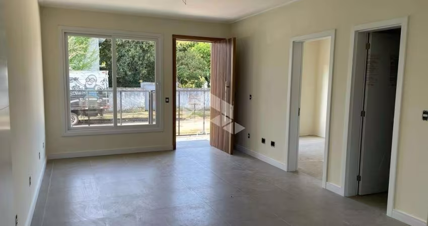 Casa nova com pátio de 60m2, no bairro Guarujá, 3 dormitórios, 2 vagas de garagem, churrasqueira.