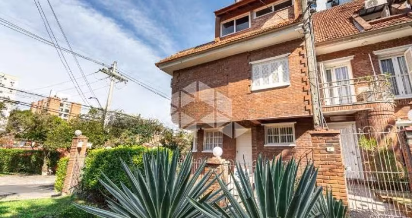 Casa de 2 dormitórios, no Bairro Tristeza - Porto Alegre