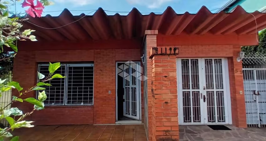 Casa térrea com 03 dormitórios bairro Ipanema em Porto Alegre