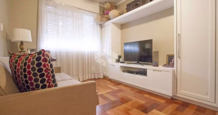 Apartamento mobiliado, 3 dormitórios, suíte, cozinha planejada, depedência de empregada transformada em lavanderia. A venda no Bairro Menino Deus- Poa