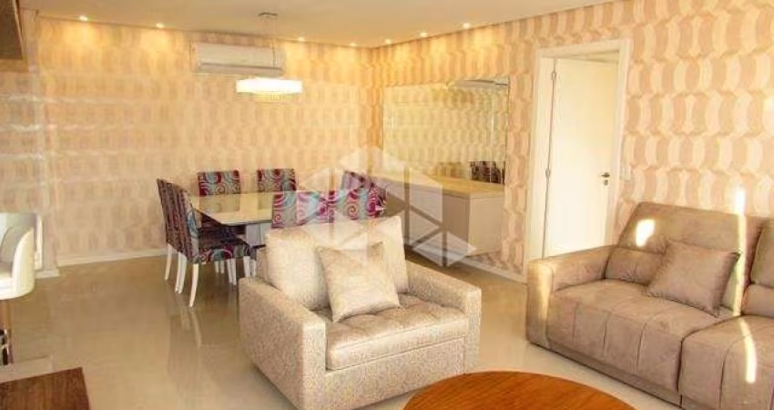 Apartamento desocupado, semi novo, em andar alto