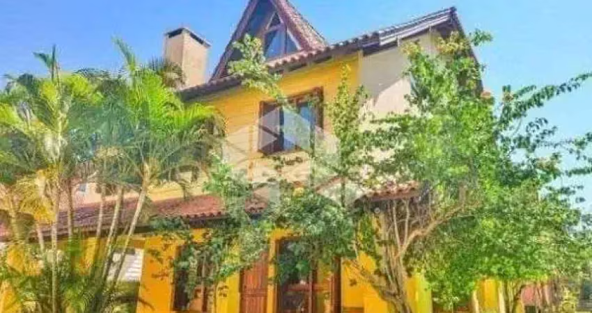 Casa em condomínio com 03 dormitórios no bairro guarujá
