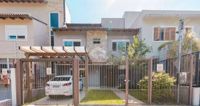 Casa com 3 quartos à venda na Rua Henrique Anawate, 590, Guarujá, Porto Alegre