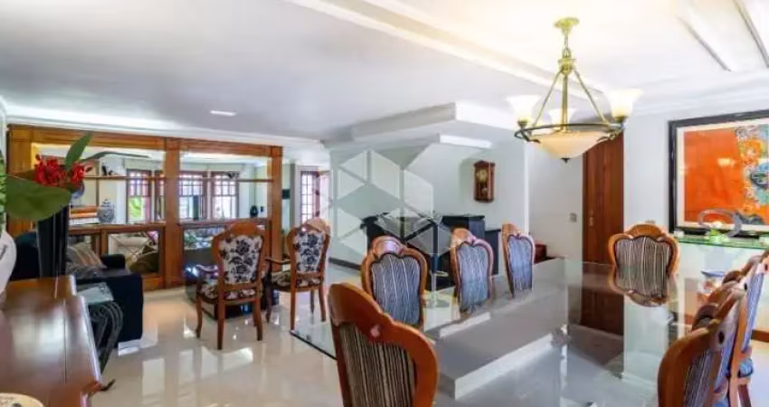 Casa 3 dormitórios com suite master com closet. amplo pátio com piscina edícula e vaga para 4 carros