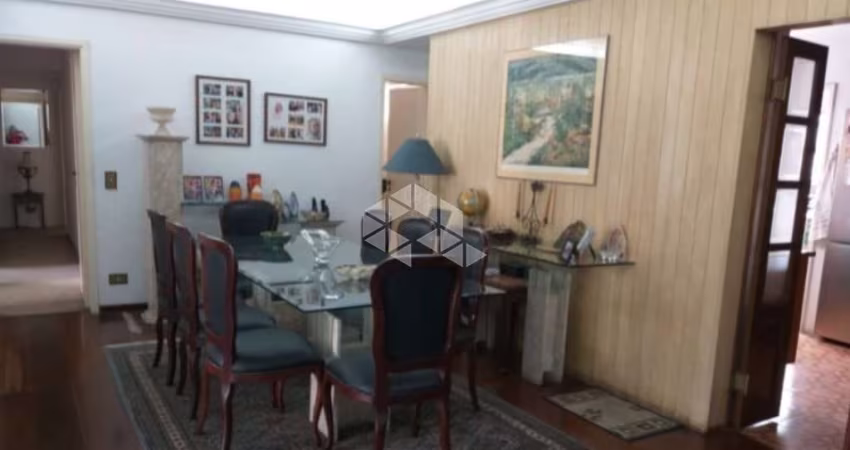 Apartamento à Venda com 4 Quartos sendo 1 Suíte, 2 Vagas de Garagem, com 169m2