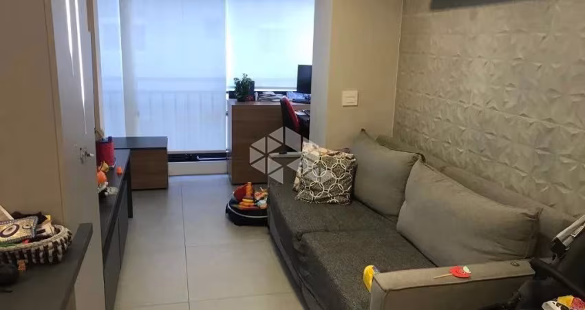 Excelente oportunidade de apartamento à venda na Vila Pompéia, São Paulo-SP. Com 2 quartos, 1 suíte, 2 salas, 3 banheiros, 2 vagas de garagem e 66m² d