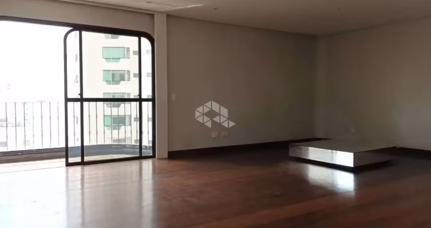 Apartamento 200m² , sendo 3 suítes e 2 vagas, próximo ao parque da aclimação.