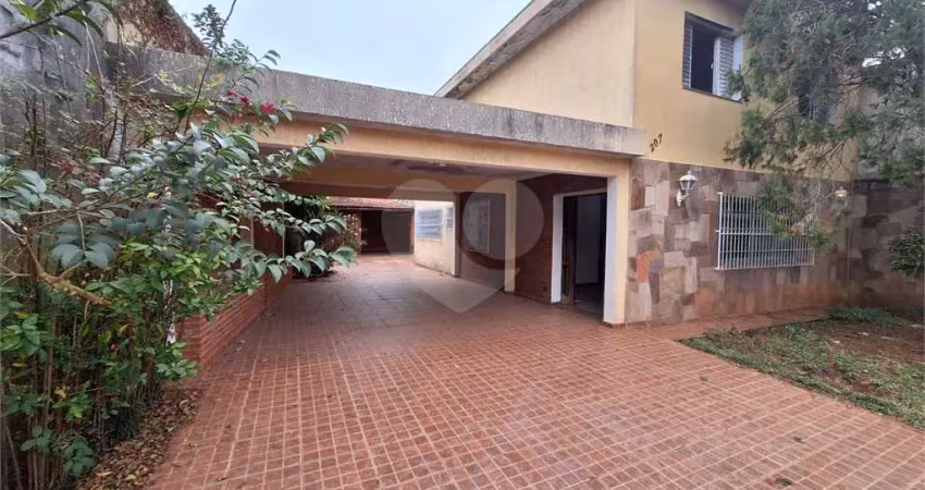 Sobrado espaçoso com 3 quartos e área gourmet à venda ou aluguel  Jd Guaembu