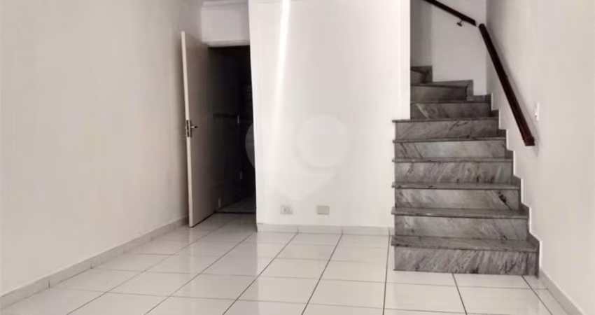 Belo sobrado em condomínio fechado.
