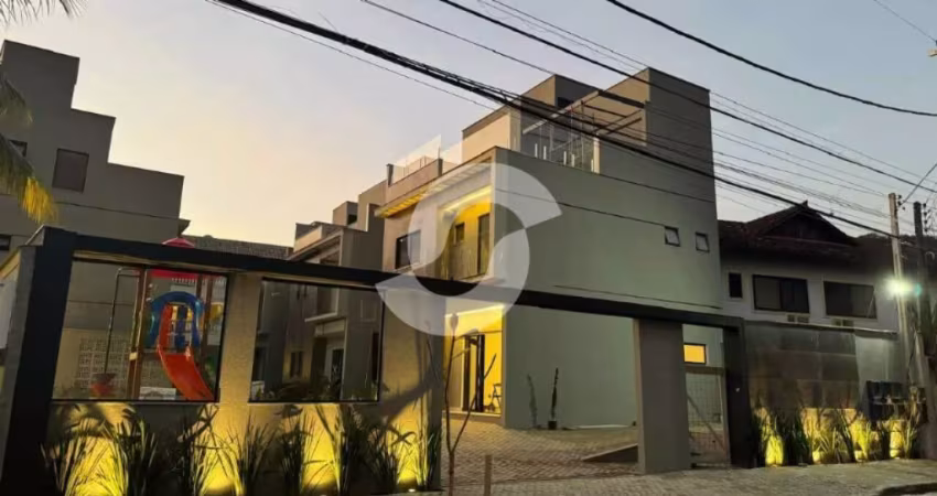 Casa triplex com 3 ou 4 suítes em condomínio em Itaipu
