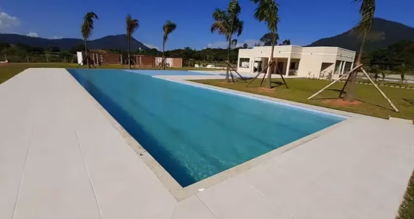 Terreno no dom village condomínio fechado em ubatiba maricá
