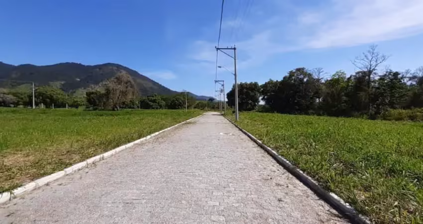 Terrenos de 364 m² em condomínio com portaria 24 horas e lazer completo