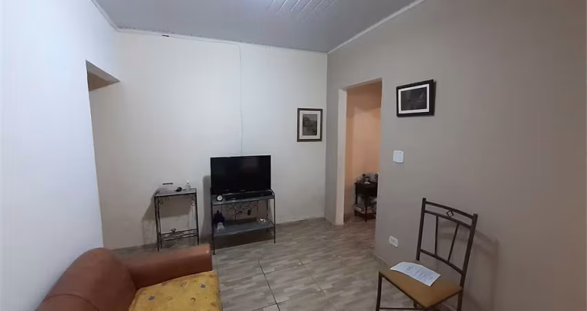 Casa a Venda na Vila Guarani com 02 dormitórios, 01 banheiro e 01 vaga de garagem.