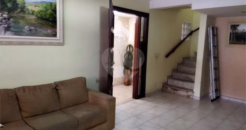 Casa com 3 Dormitórios e 2 vagas na Vila Guarani