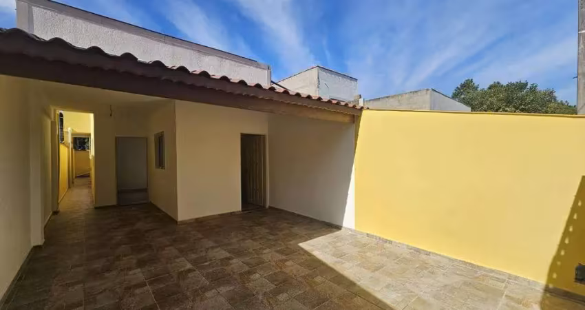 Casa térrea com quintal e excelente localização – aprox. 1200m da praia