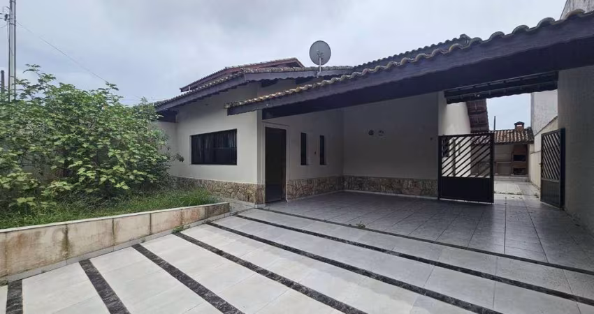 Casa térrea à 800  metros da praia, no Jardim Imperador, Peruíbe/SP
