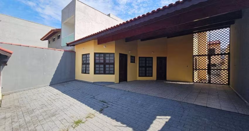 Casa com 4 Suítes à 400m da Praia em Peruíbe