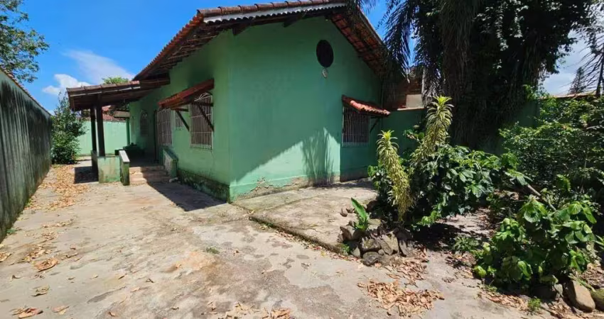 Casa com 3 quartos e quintal espaçoso – aproximadamente 700m do mar
