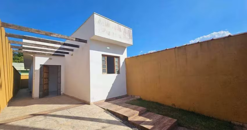 Casa Geminada com Suíte – 2.500m da Praia em Bairro em Expansão