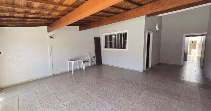 Casa com Suíte e Churrasqueira – 900m do Mar em Ótima Localização