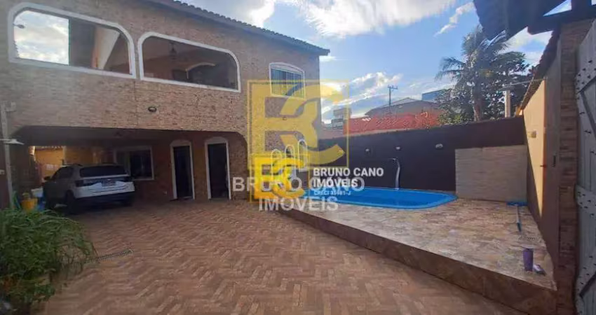 Sobrado com piscina a 40m da praia – 5 dormitórios e área gourmet