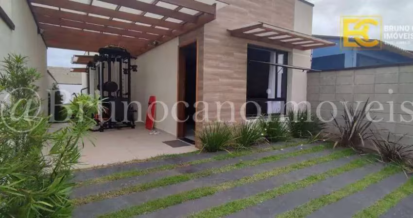 Casa com acabamento de alto padrão a 1.800m da praia – 2 dormitórios e espaço para lazer