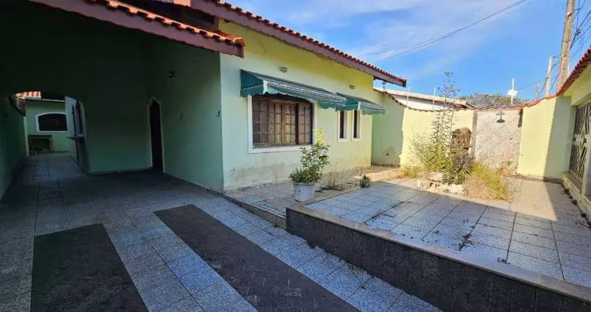 Casa térrea próxima ao mar com edícula e amplo quintal