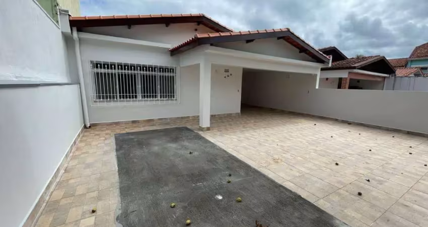 Casa térrea mobiliada a 800m da praia – recém reformada e pronta para morar