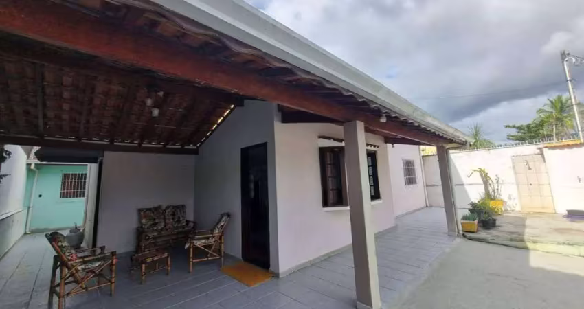 Casa com piscina em bairro residencial - jardim peruíbe/sp