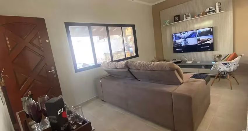 BELÍSSIMA CASA COM ACABAMENTO FINO COM PISCINA PRIVATIVA