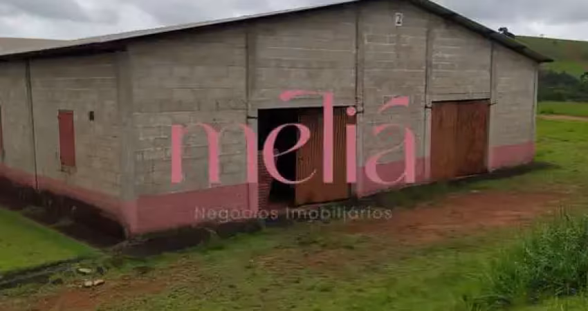 Área  com galpões próximo à Fernão Dias