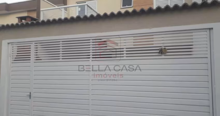 Sobrado com 02 suítes com sacadas, sala, cozinha americana, lavanderia e lavabo. Garagem para 02 car