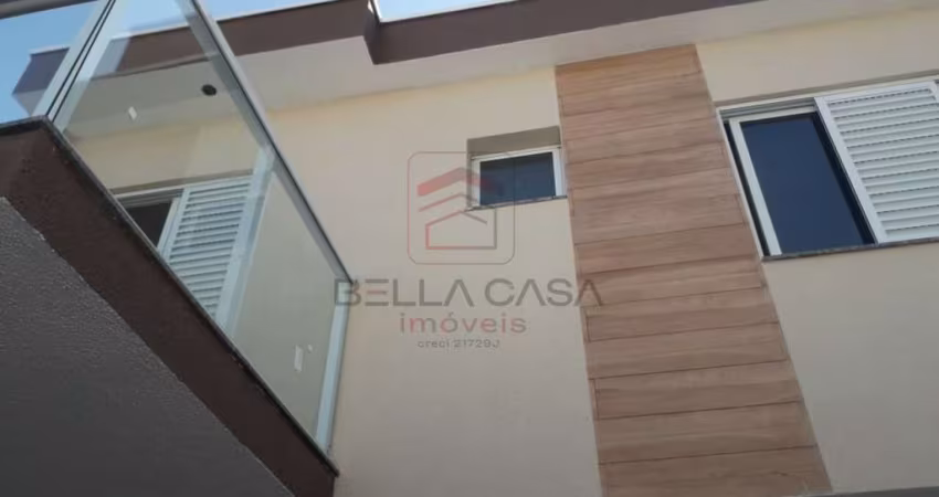 Sobrado com 3 dormitórios, 1suite com sacadas, sala, cozinha americana, lavanderia e lavabo. Garagem