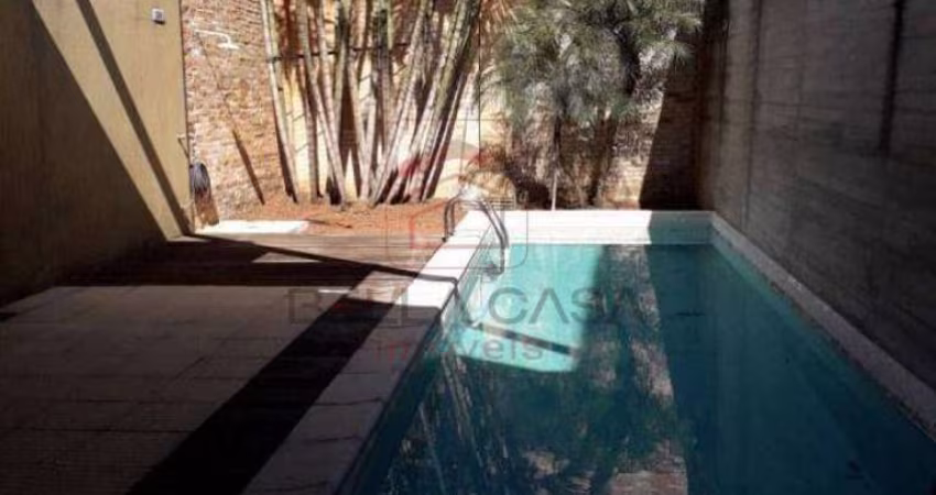 Sobrado com 2 suítes, 2 vagas e piscina.